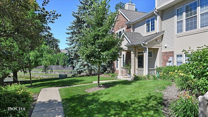 Property Photo:  2637 N Greenwood Place 2637  IL 60004 
