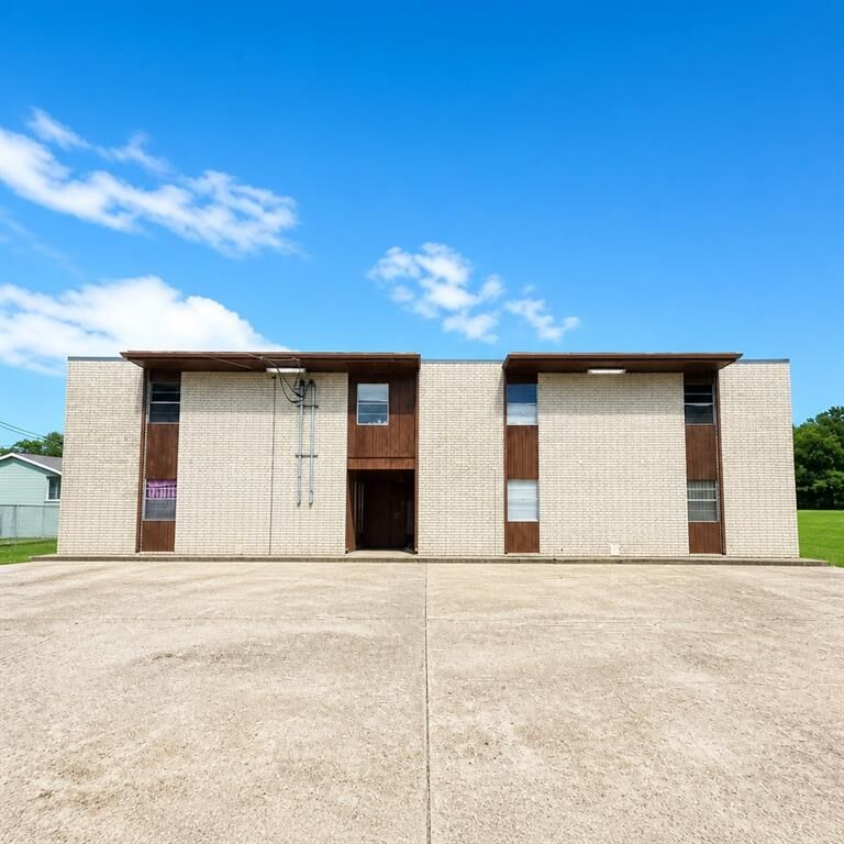 Property Photo:  106 E 3rd Street 11  LA 70037 