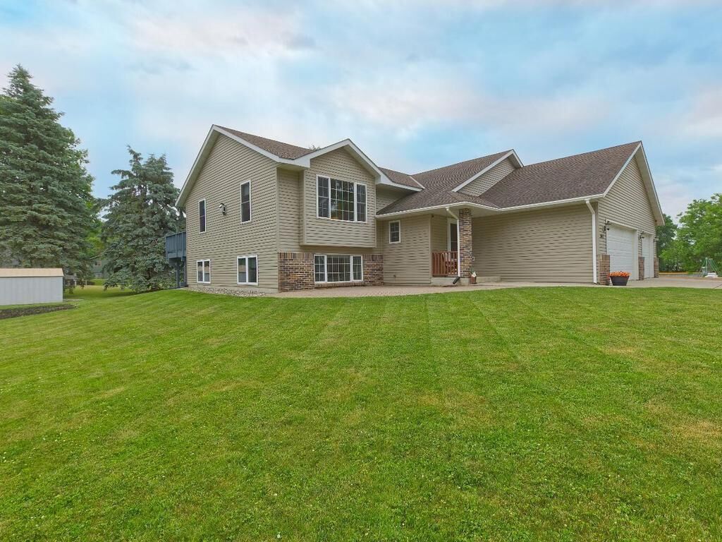 Property Photo:  561 Kingsley Street S  MN 55395 