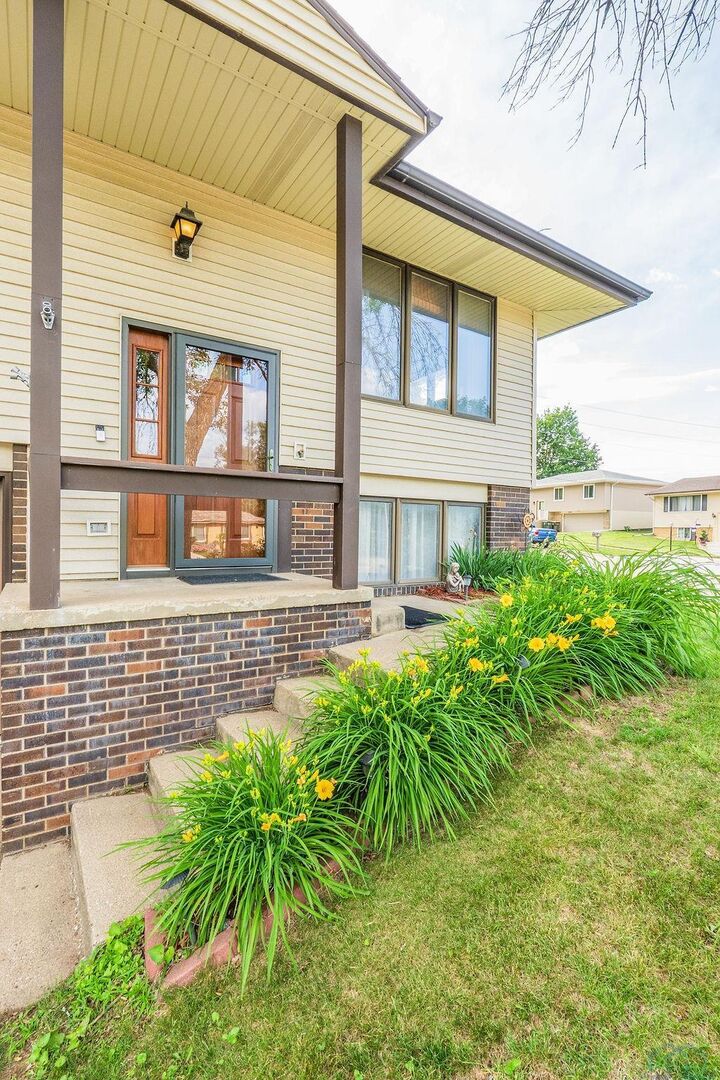 Property Photo:  3000 Cheyenne Blvd  IA 51104 