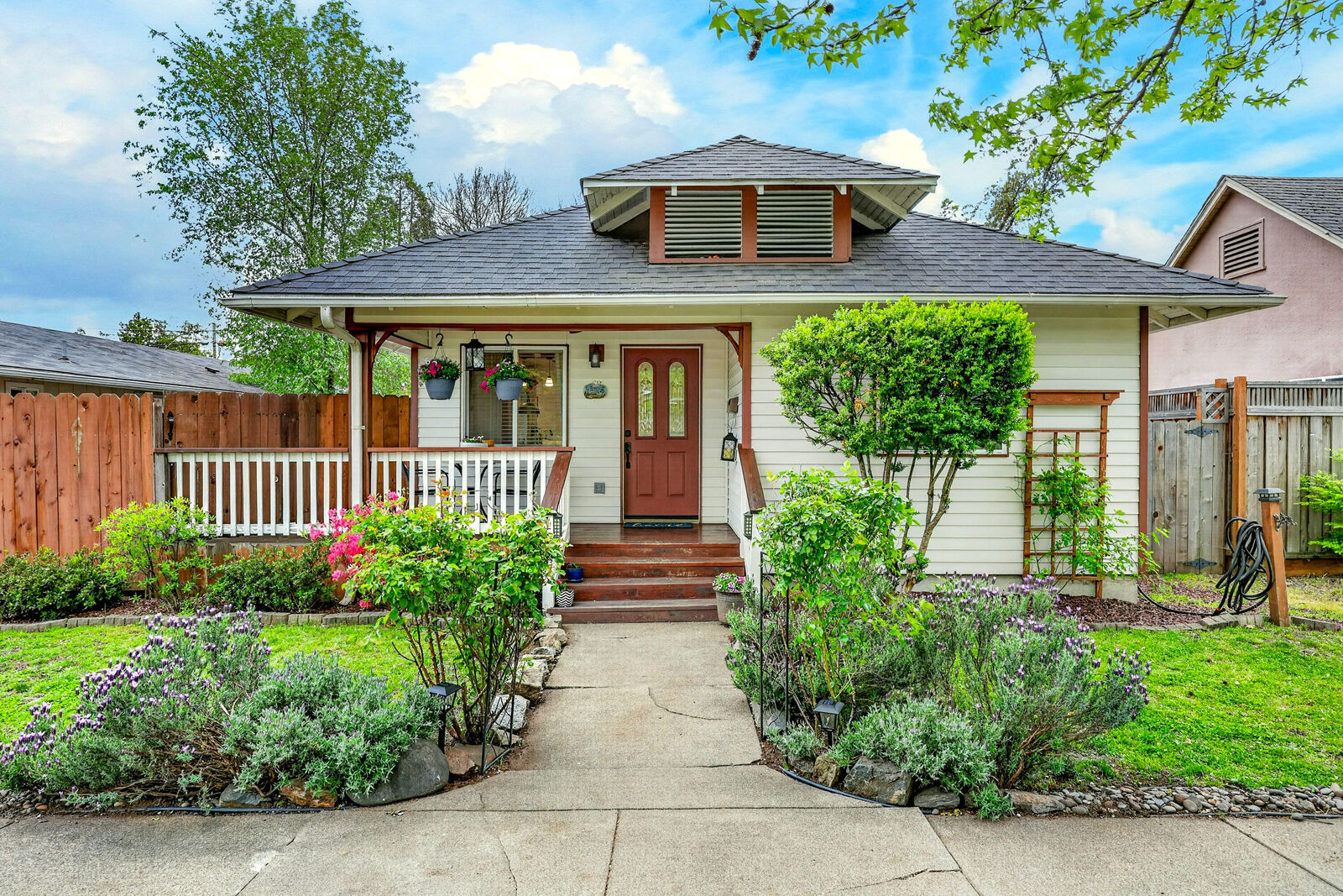 Property Photo: 1117 W 9th Street OR 97501