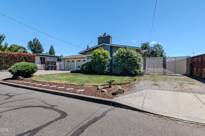 Property Photo: 212 Windsor Way OR 97502
