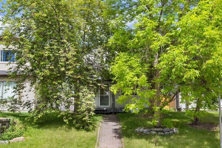 Property Photo: 84 Abingdon Crescent NE AB T2A 6S3