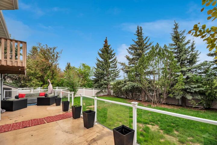 Property Photo:  52 Woodpath Terrace SW  AB T2W 5Z7 