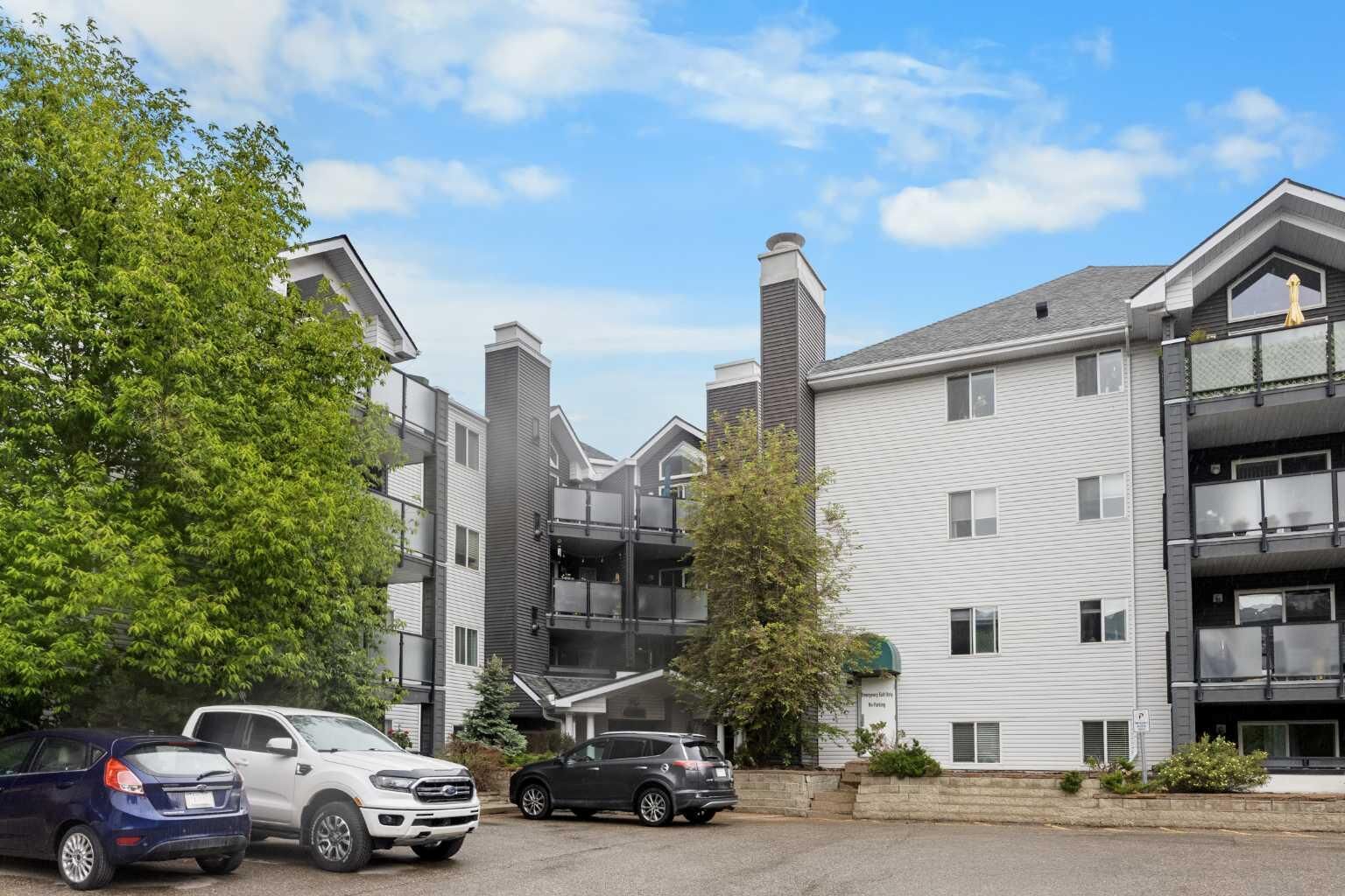 Property Photo: 10 Sierra Morena Mews SW 120 AB T3H 3K5