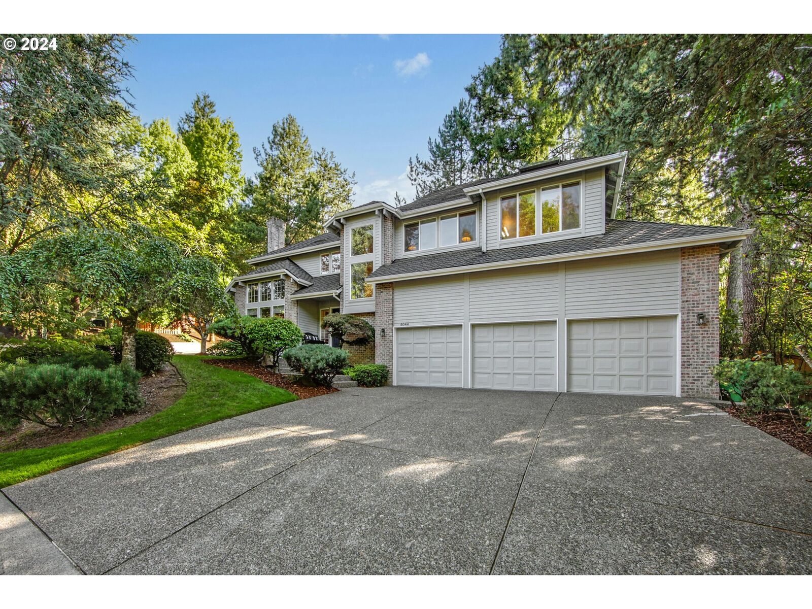 Property Photo: 6044 SW Knightsbridge Dr OR 97219