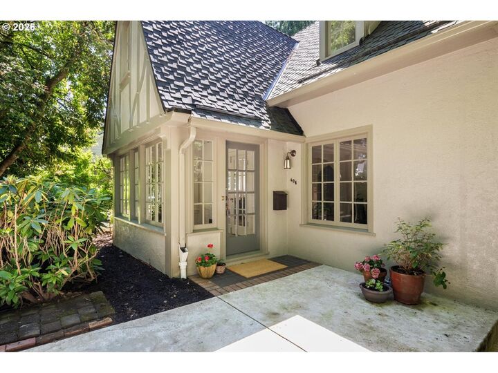 Property Photo: 604 SE Andover Pl OR 97202