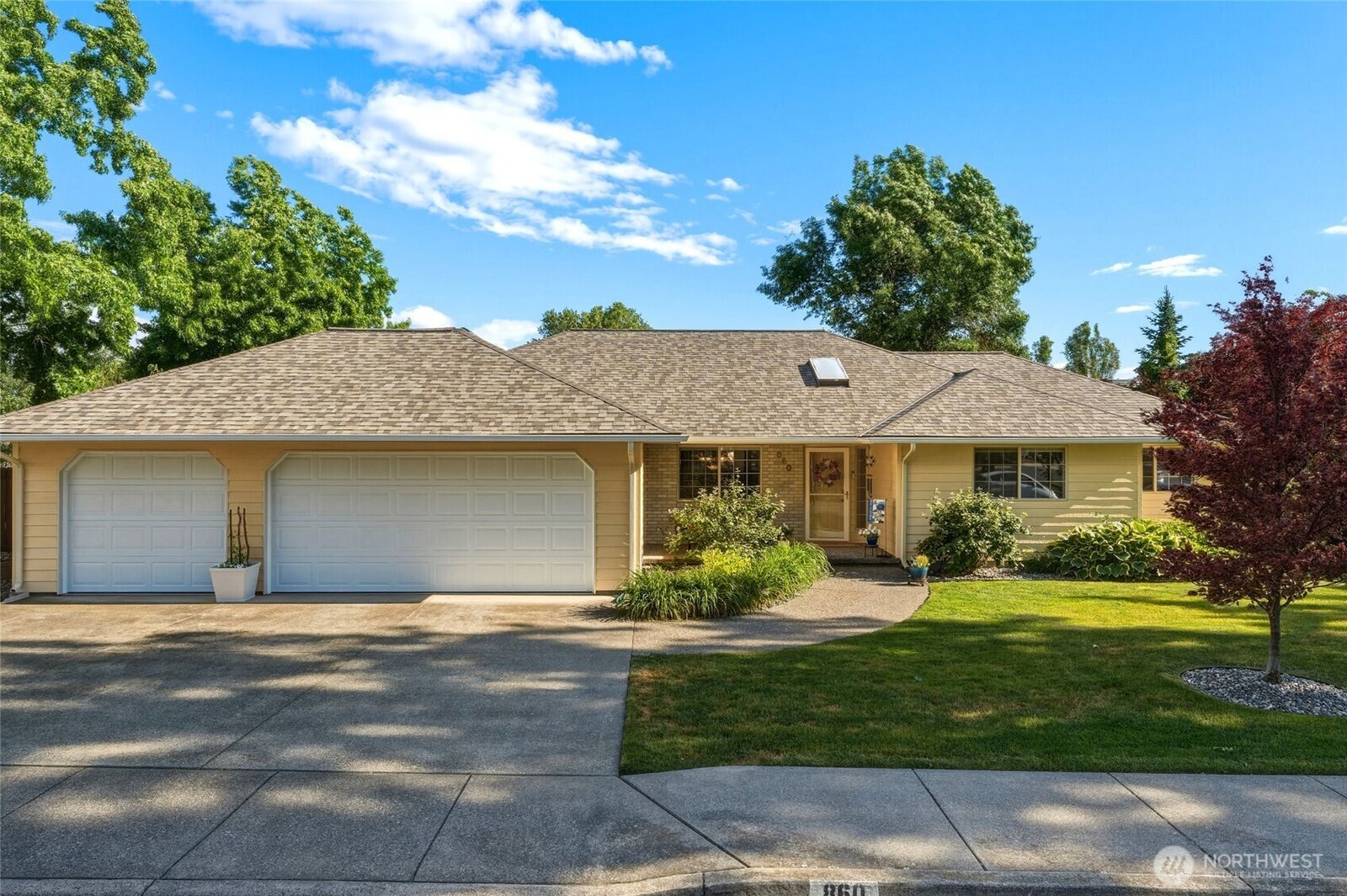 Property Photo: 860 Fern Court WA 99362