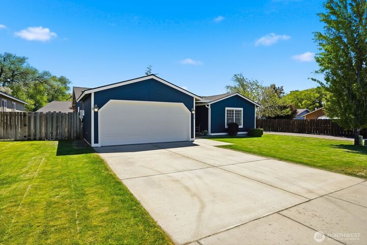 Property Photo:  810 N Spokane Street  WA 98934 