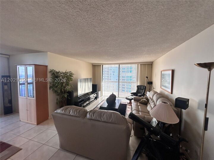 Property Photo:  2333 Brickell Ave 1402  FL 33129 