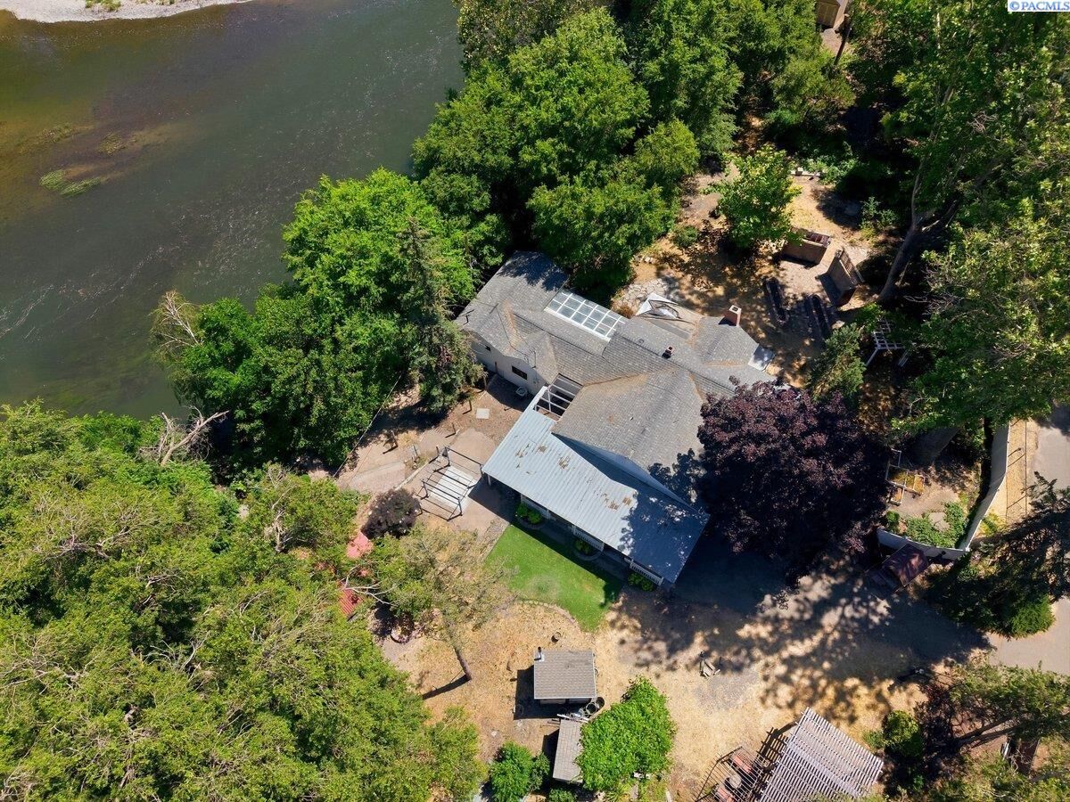 Property Photo:  76704 N Yakima River Dr  WA 99353-6196 