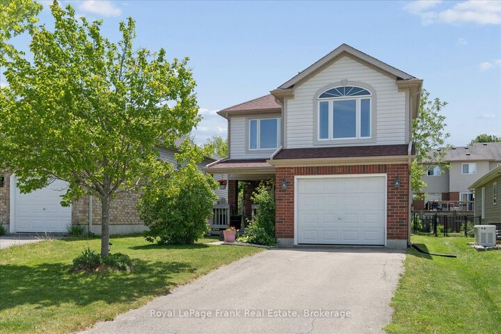 Property Photo: 31 Lang Court ON K9V 6E5