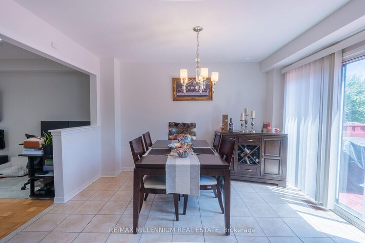 90 Ronan Crescent — photo 1
