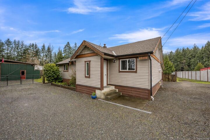 5733 Island Hwy N — photo 1