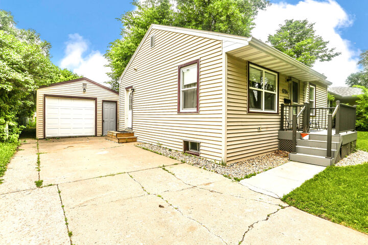 Property Photo:  1724 S 1st Street  SD 57401 