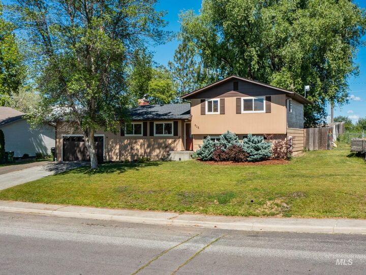 Property Photo:  618 Dawn Drive  ID 83530 