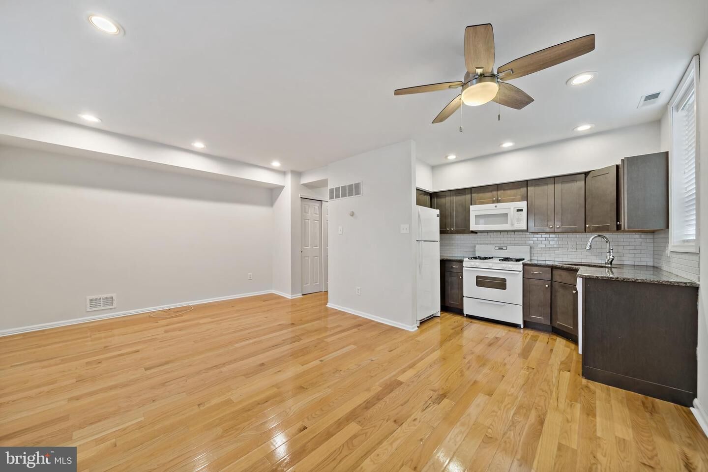 Property Photo:  2401 S 11th Street 2nd Fl Front  PA 19148 