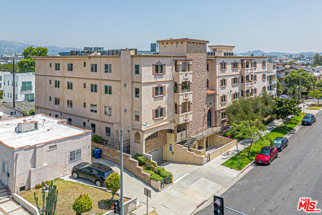 Property Photo: 5057 Maplewood Ave CA 90004