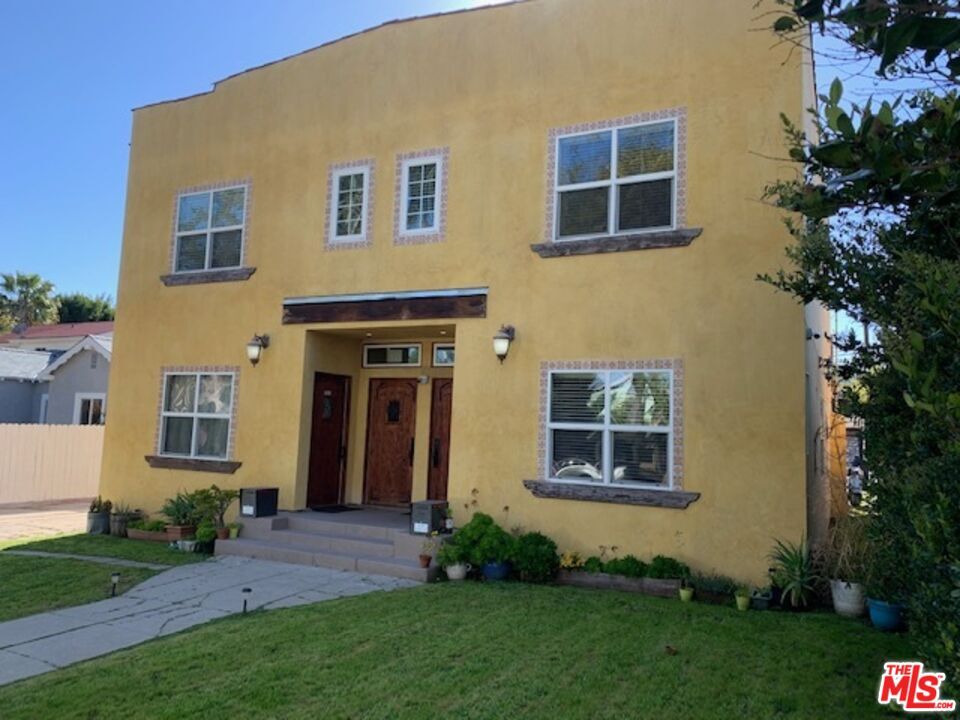 Property Photo:  1033 1/2 N Martel Ave  CA 90046 