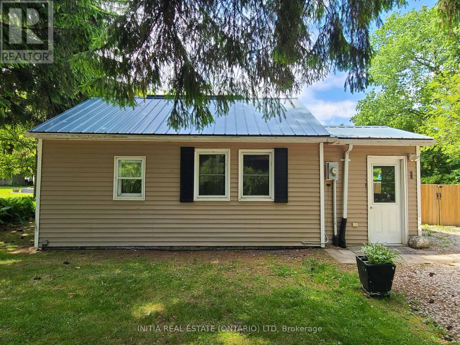 Property Photo:  1 Dundas Street  ON N0L 1Z0 
