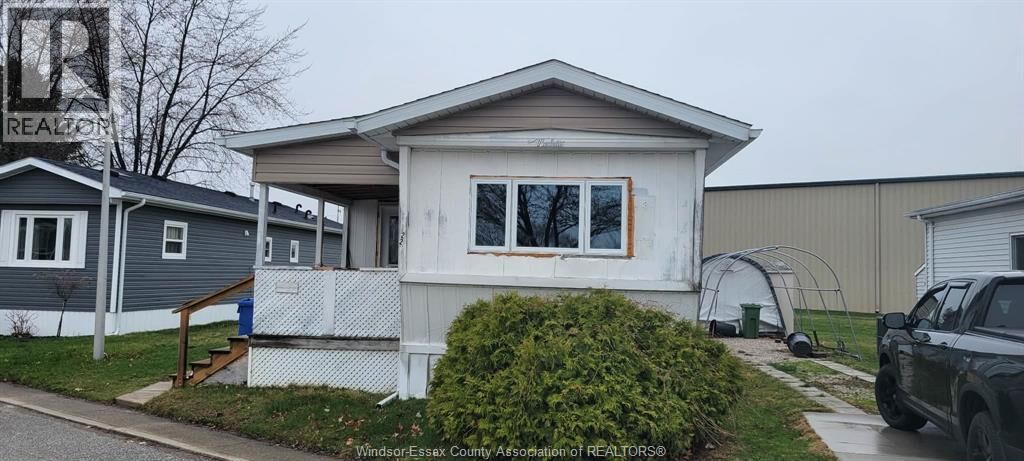Property Photo:  22 Robin Crescent  ON N8N 2S2 
