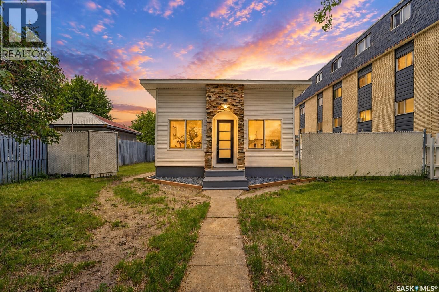 Property Photo:  117 U Avenue S  SK S7M 3B9 