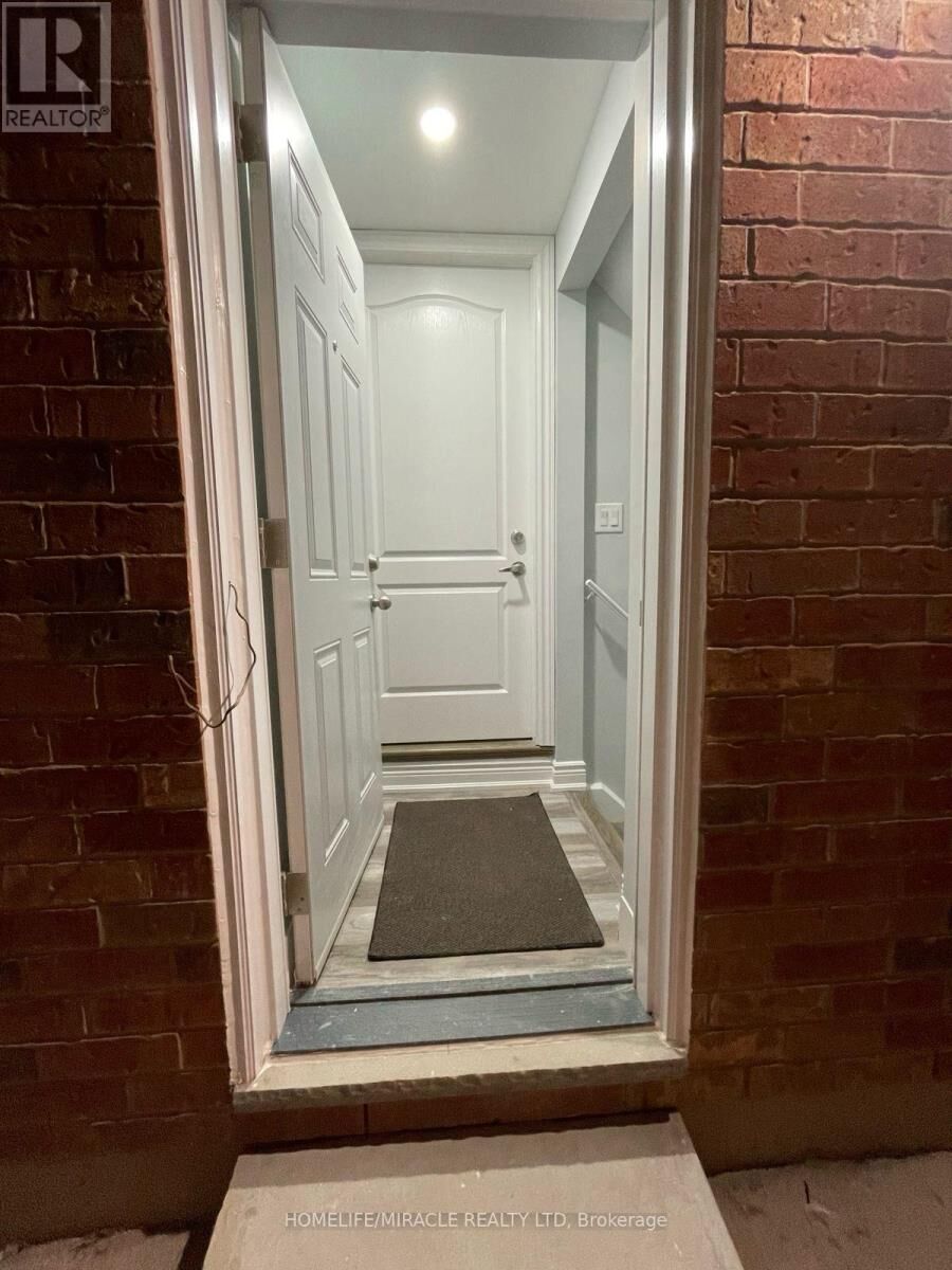 Property Photo:  80 Reichert Court 1  ON L9T 8R7 