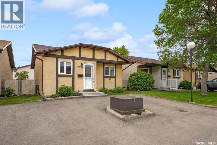 Property Photo:  2711 Meadow Lane E  SK S4V 1L7 