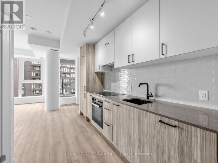 Property Photo:  5 Quarrington Lane 3302  ON M3C 0S5 