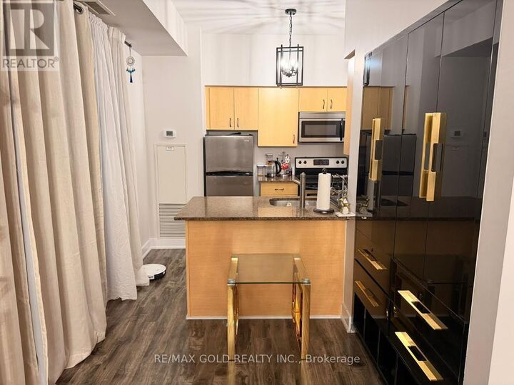 Property Photo:  215 Queen Street East 1401  ON L6W 0A9 