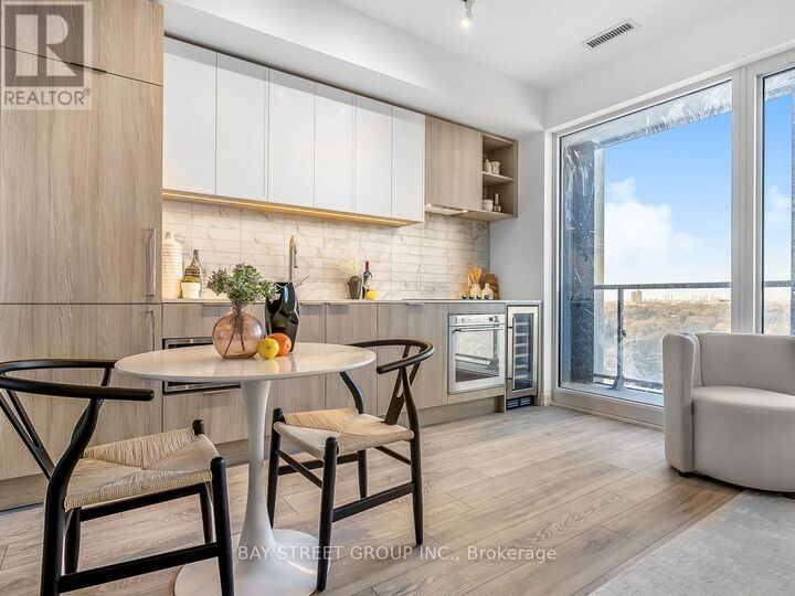 Property Photo:  2020 Bathurst Street 1908  ON M5P 0A6 