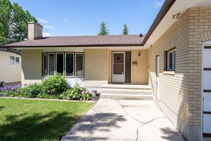 Property Photo: 832 Community Row MB R3R 1J1