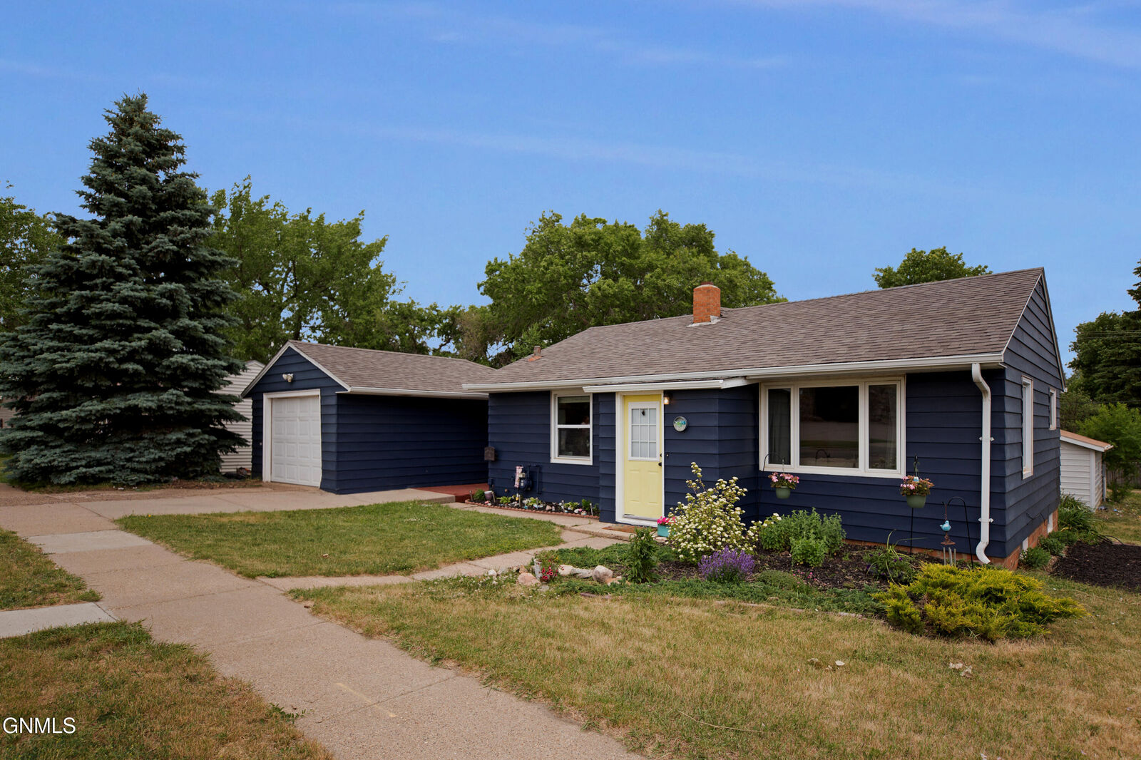 Property Photo:  409 7th Street N  ND 58563 
