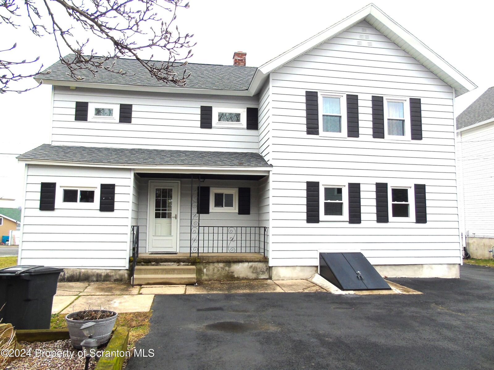 Property Photo:  112 E Elm Street 1  PA 18512 