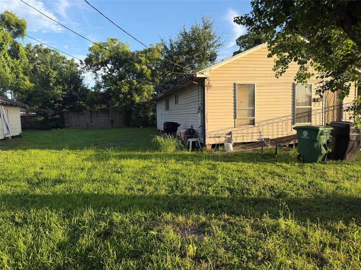 Property Photo: 1410 E 33rd Street TX 77022