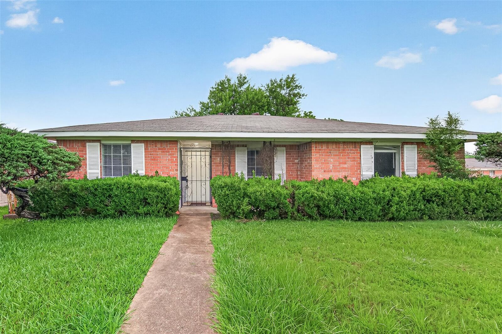 Property Photo: 3102 Knotty Oaks Trail TX 77045
