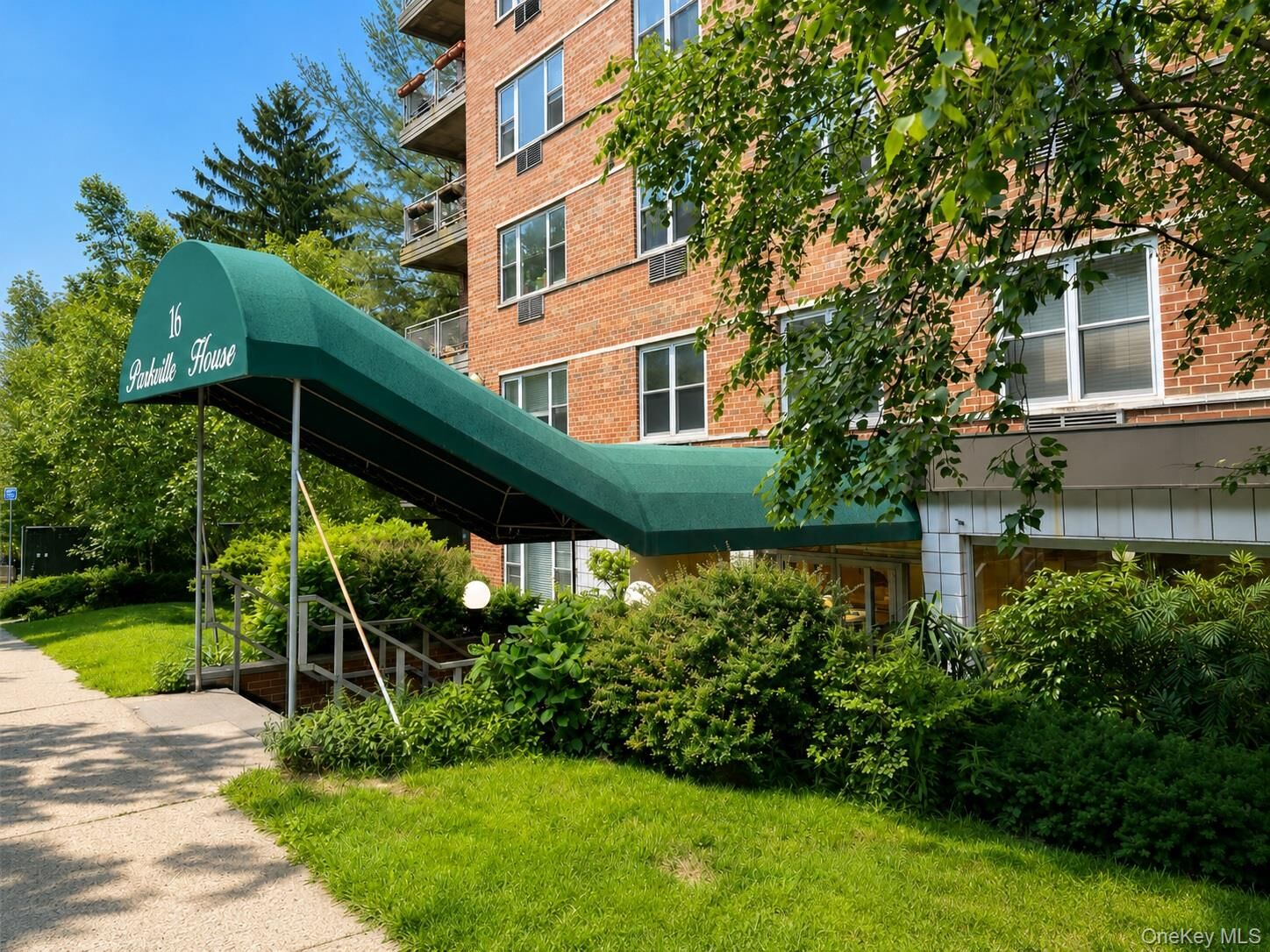 Property Photo:  16 Lake Street 4E  NY 10603 
