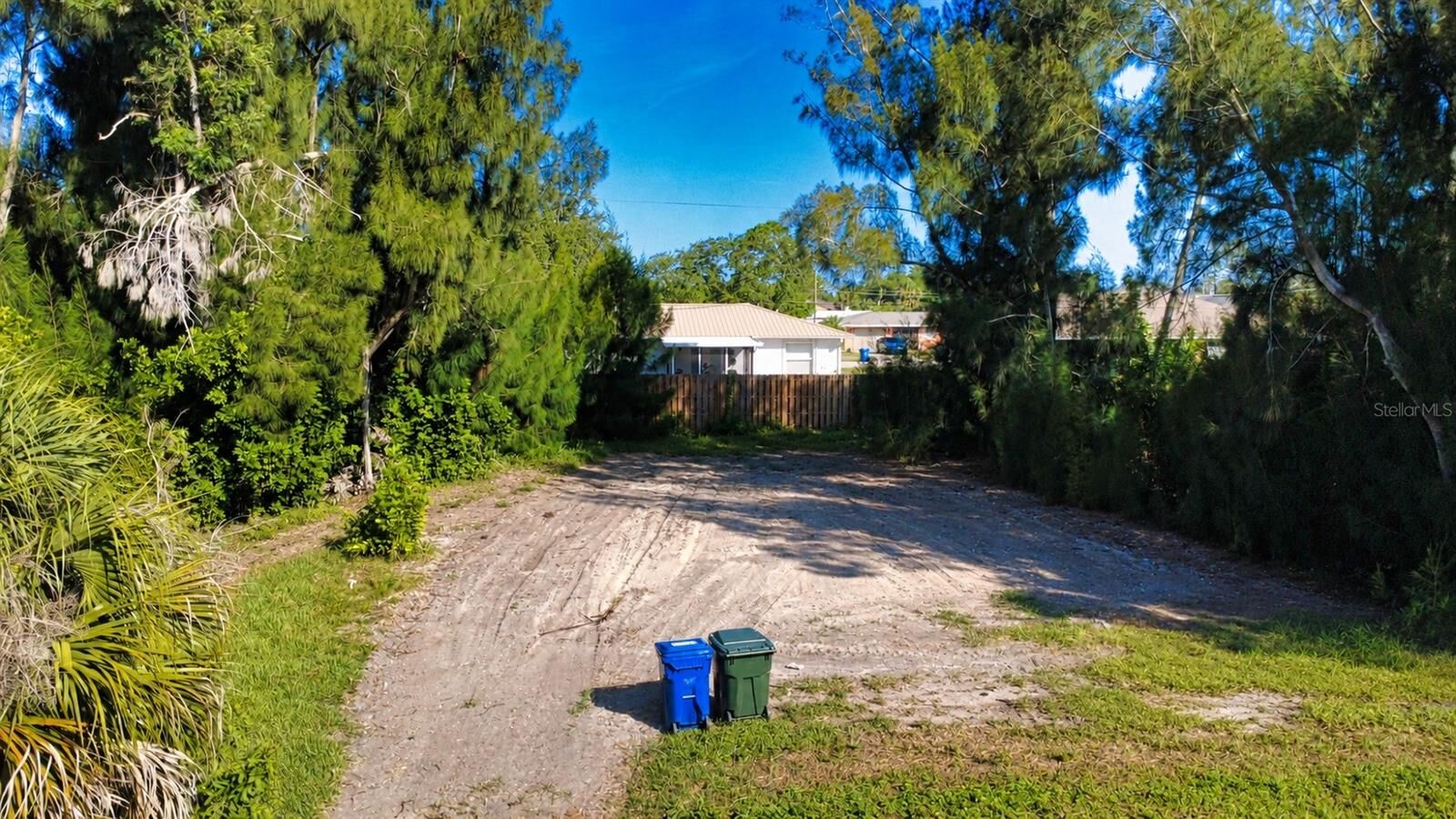 Property Photo: 1020 Linden Road FL 34293