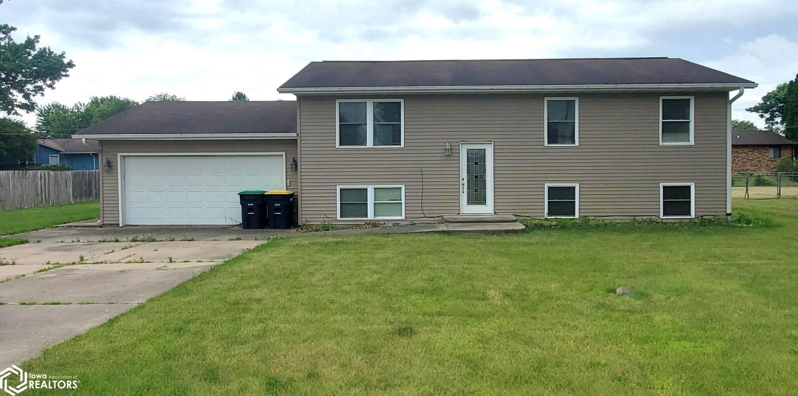 Property Photo: 411 Kennedy Drive IA 52653