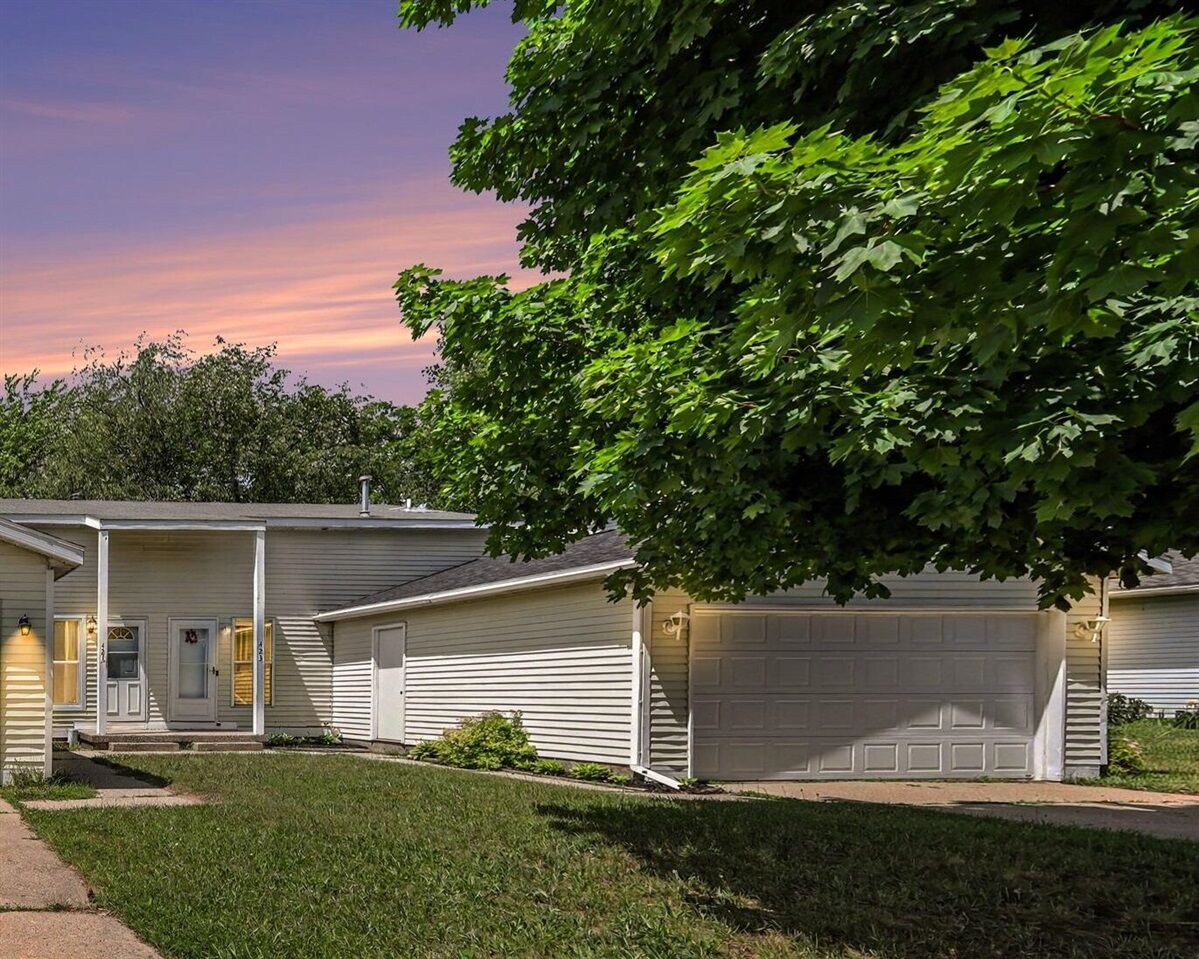 Property Photo:  423 Pine Place Street  MI 49548-6887 