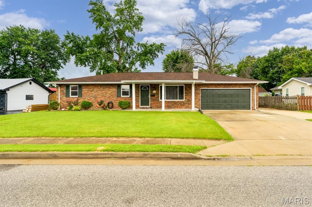 Property Photo: 2574 Stratford Lane IL 62040
