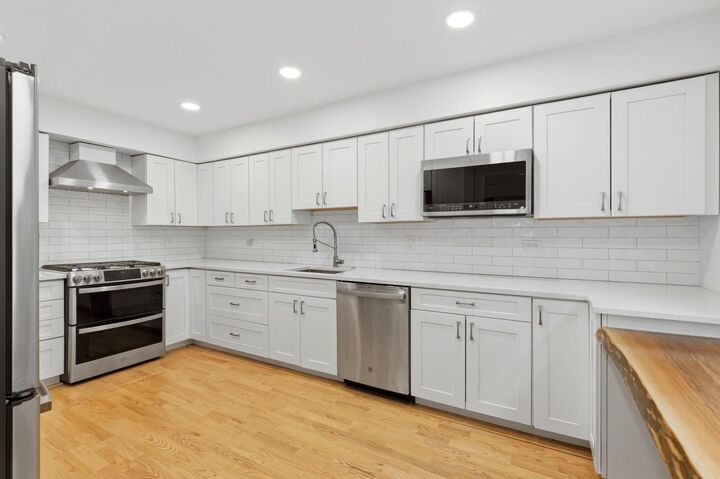 Property Photo: 1310 Maple Avenue 2C IL 60201
