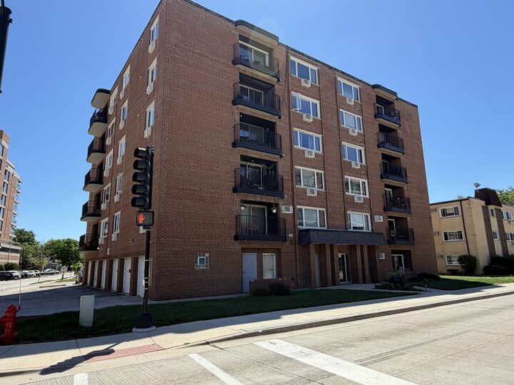 Property Photo: 659 Des Plaines Avenue 5D IL 60016