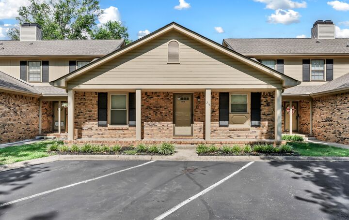 Property Photo:  318 Kingswood Ct  TN 37043 