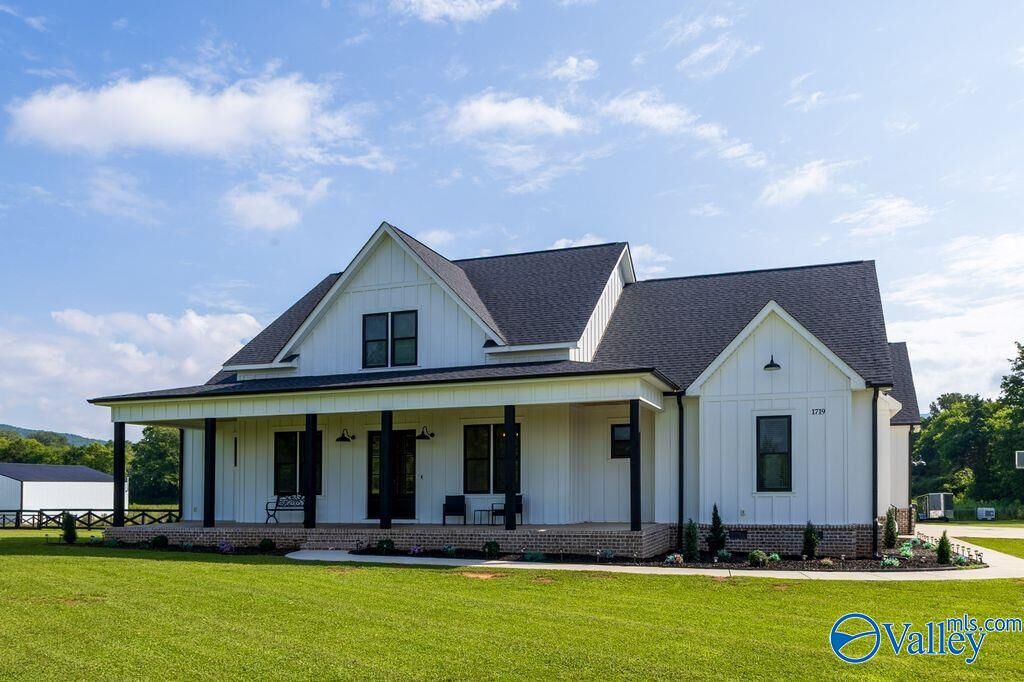 Property Photo: 1719 Gurley Pike AL 35748