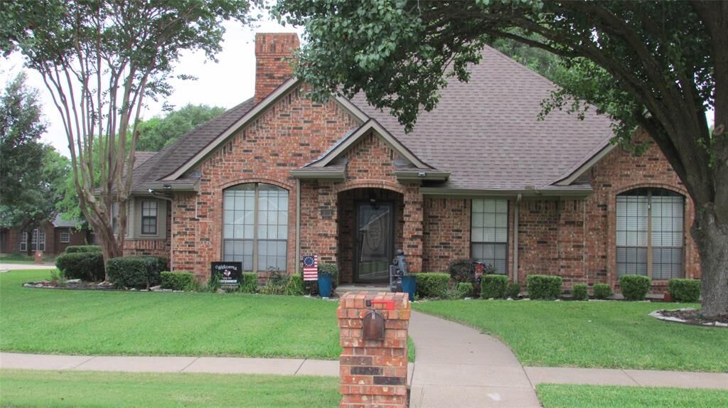 Property Photo: 901 Lakeway Drive TX 75119