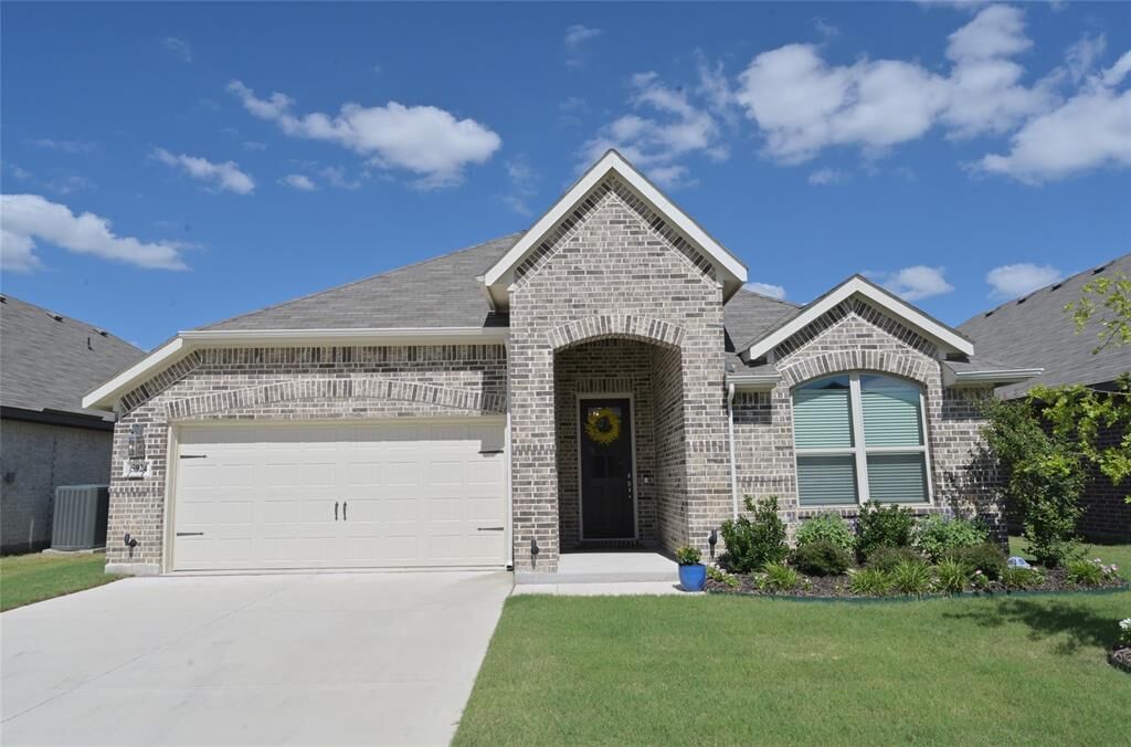 Property Photo: 5924 Pine River Lane TX 76179