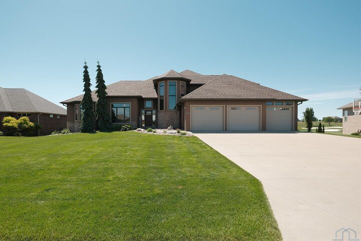 Property Photo:  995 Colonial Street  IA 51250 