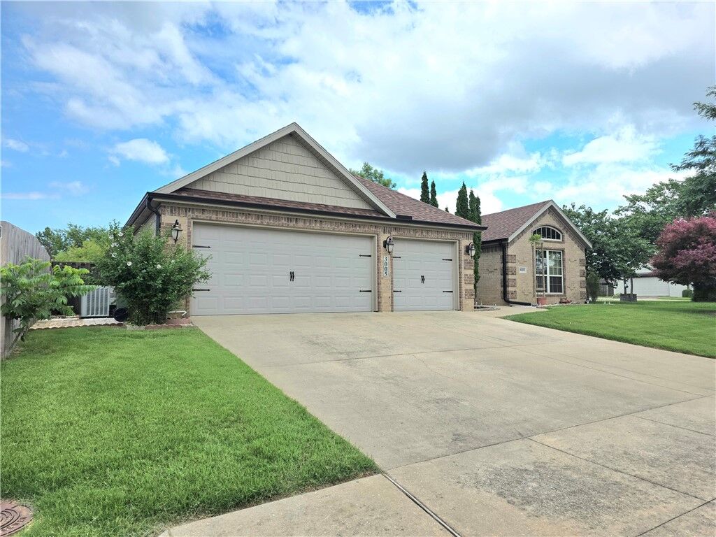 Property Photo:  3005 N 15th Place  AR 72756 