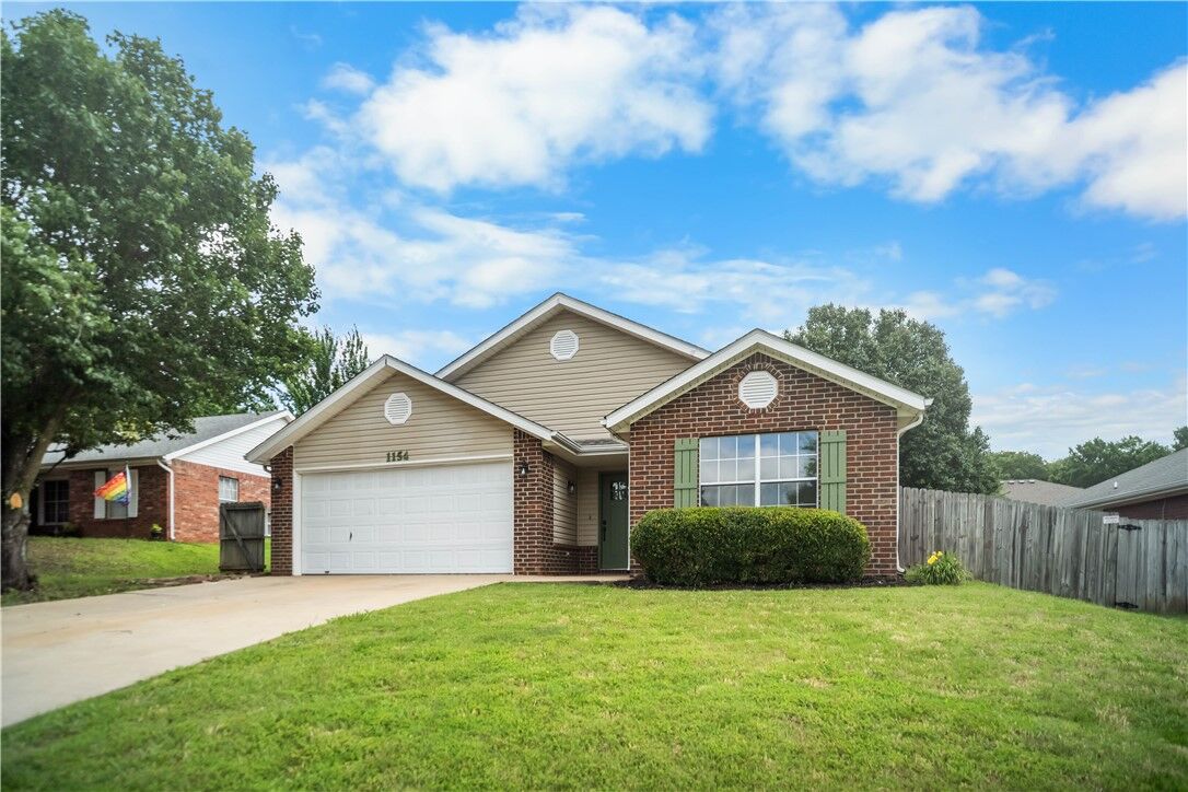 Property Photo:  1154 S Pepper Tree Lane  AR 72704 